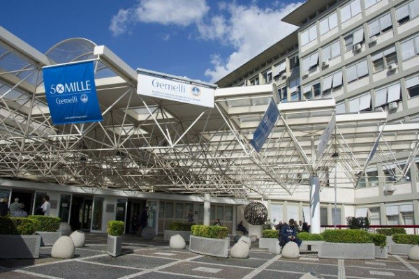 Papež opoldansko molitev zmolil zasebno, kosil z osebjem, ki ga oskrbuje v bolnišnici.